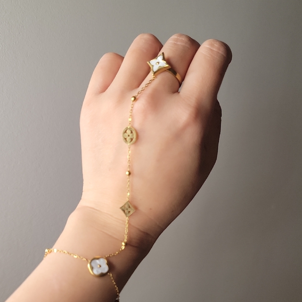 Elegant Gold and White Floral Clover Hand Chain LV